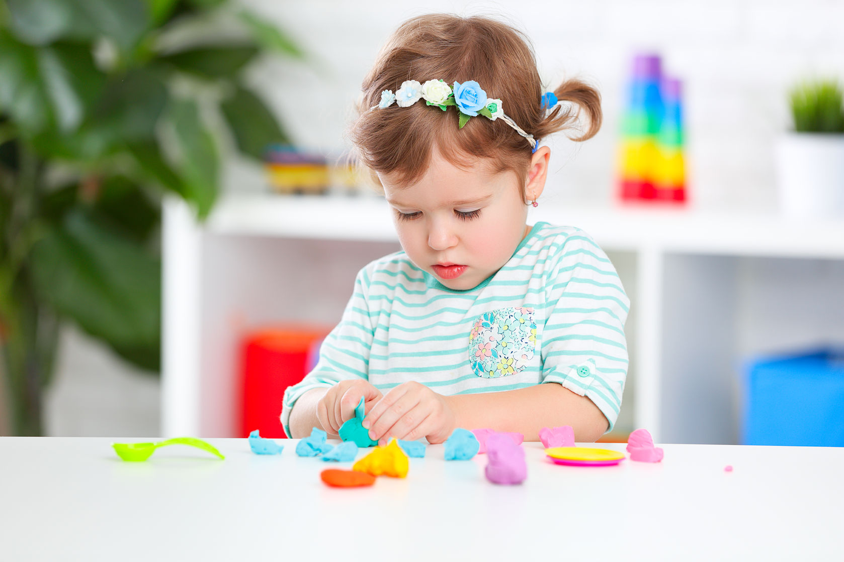 niña jugando con plastilina